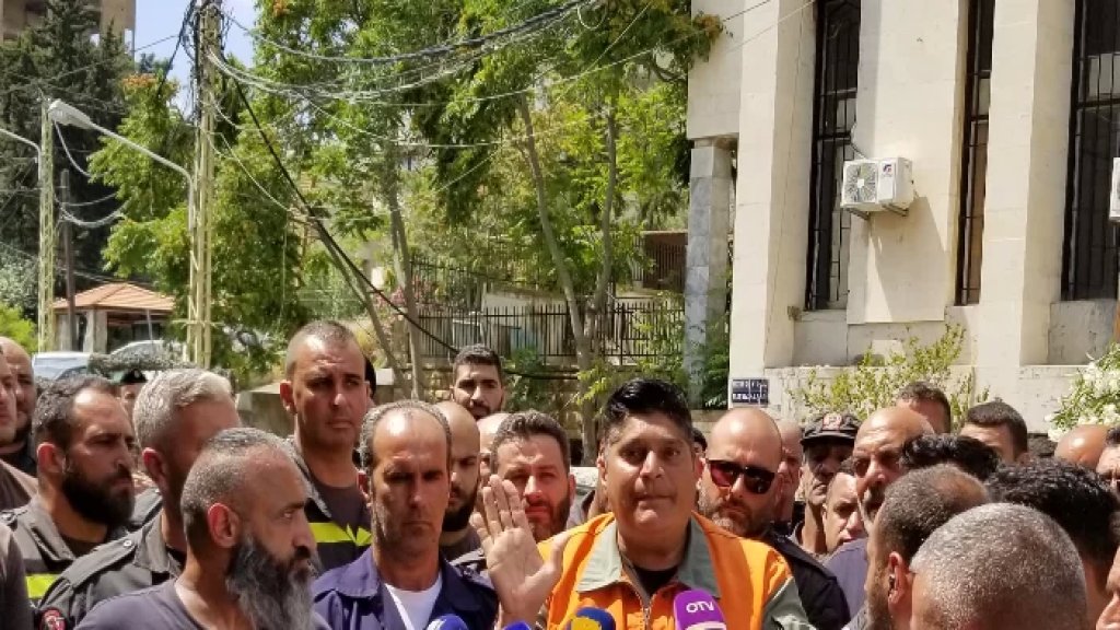 بعد توقيف متطوع إثر حادث سير.. وقفة لمتطوعي الدفاع المدني أمام قصر عدل بعبدا للمطالبة بمعرفة مصيرهم ومستقبلهم وتضامناً مع زميلهم!