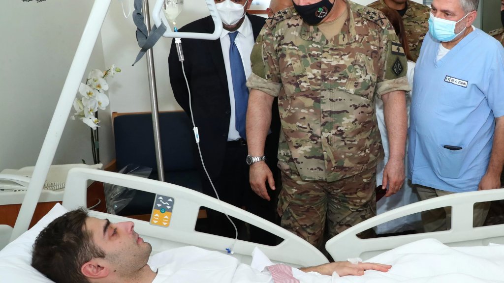 بالصور/ بعدما أفاق من غيبوبته...  قائد الجيش يعود الجندي وسام صقر الذي أصيب في الشراونة