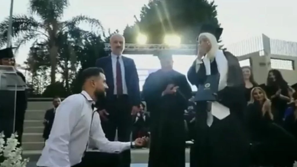 بالفيديو/ &quot;أنا كتير بحبك&quot;.. شاب يطلبُ يد حبيبته للزواج في حفل تخرّج في طرابلس أمام الطلاب ووزير الداخلية