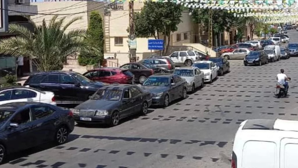 بالصور/ عودة طوابير البنزين.. سيارات اصطفت في بنت جبيل للتزود بالوقود