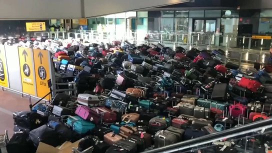بالفيديو/ كارثة في مطار هيثرو.. عطل تقني والعديد من الركاب تُركوا بدون أمتعة!