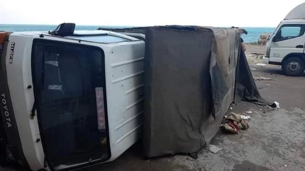انقلاب شاحنة قبالة شاطىء الغازية وتضرر عدد من السيارات