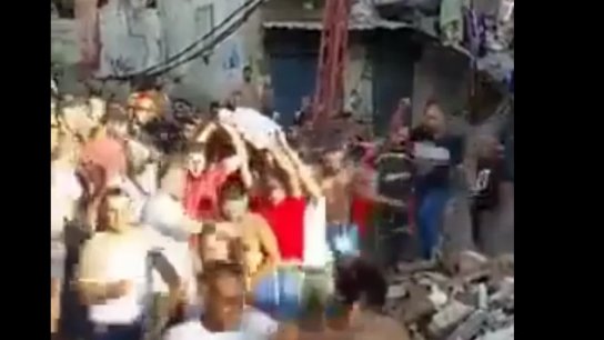 فيديو متداول: انتشال إمرأة ناجية من تحت ركام المبنى المنهار في طرابلس