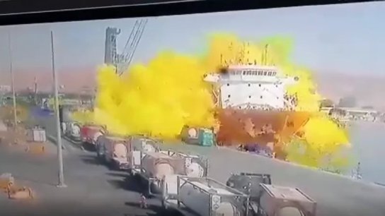 بالفيديو/ لحظة تسرب الغاز السام من صهريج في ميناء العقبة في الأردن ومقتل 5 أشخاص وإصابة 234 آخرين