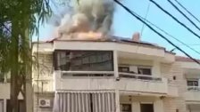 بالفيديو/ إطفاء بيروت سيطر على حريق اندلع في ألواح للطاقة الشمسية على سطح أحد المباني في بشامون
