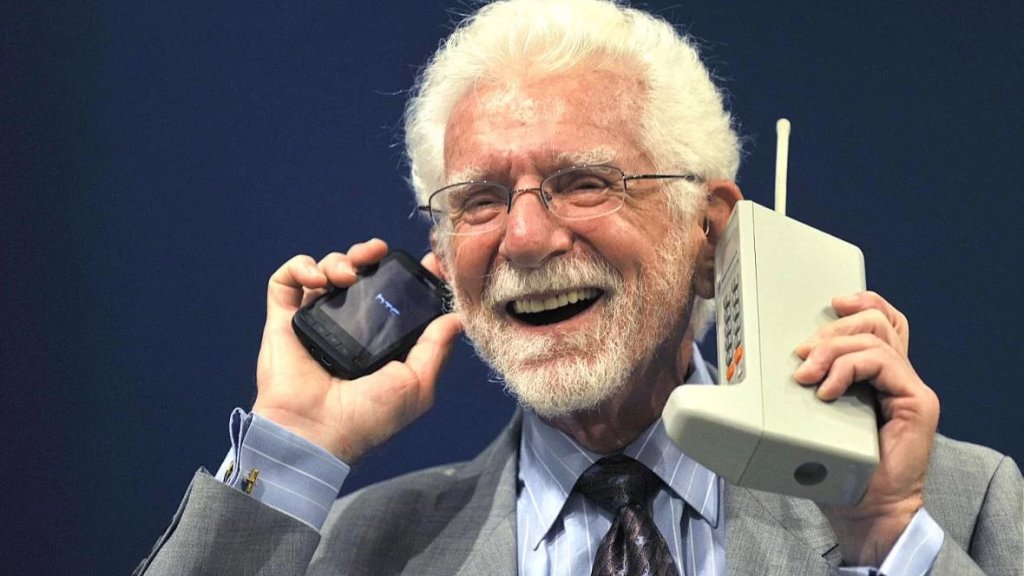مخترع أول هاتف محمول في العالم: اتركوا أجهزتكم وعيشوا حياتكم!