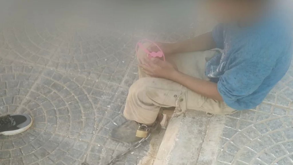 العثور على طفلٍ مُكبّل القدمين بواسطة جنزيرٍ حديدي في منطقة أبي سمراء