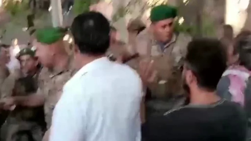 بالفيديو/ توتر وتدافع بين الجيش اللبناني ومتظاهرين أمام مبنى شركة &quot;تاتش&quot;