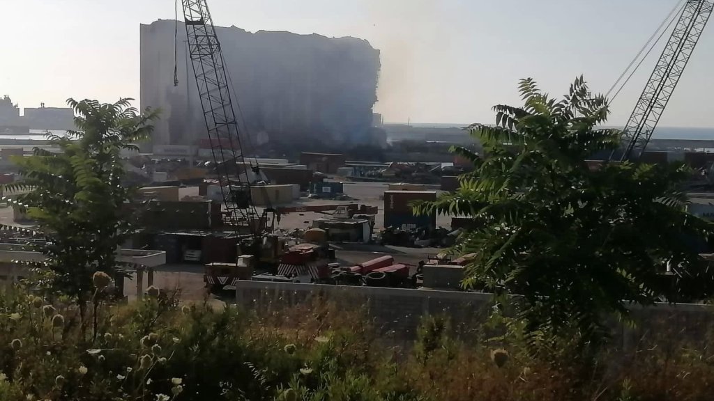 مدير مرفأ بيروت: الدخان قرب أهراءات القمح ناتج عن حريق مستمرّ منذ أيام ولا يمكن السماح للدفاع المدنيّ بالاقتراب لأنّه غير آمن
