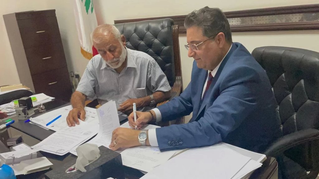 بالصور/ مشروع جديد سيثمر لأول مرة بين بلدتي انصار وسيني.. توقيع عقد إنشاء محطة كهربائية بالطاقة الشمسية لتغطية كافة احتياجات السكان 24/24!