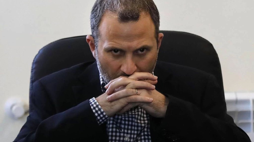 باسيل: القانون اللبناني يحرّم نقل الأموال من الأراضي المحتلة ولكن هل في ذهن أحد أن يعتبر مطراناً عميلاً لأنّه يحاول مساعدة عائلات تمّ افقارها؟ وبأي خانة يوضع تهريب الزعماء-العملاء أموالهم إلى الخارج؟