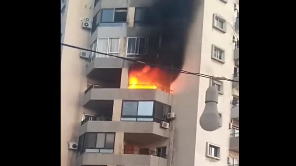 بالفيديو/ حريق كبير اندلع داخل إحدى الشقق في منطقة أبي سمراء - طرابلس