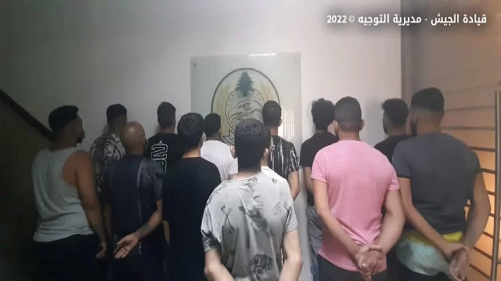 الجيش يوقف 11 شخصاً من الجنسية الفلسطينية وسوريَين اثنين في ملتقى النهرين.. "لإقدامهم على التسبب بإشكالات وتعاطيهم المخدرات وإسرافهم بشرب الكحول"