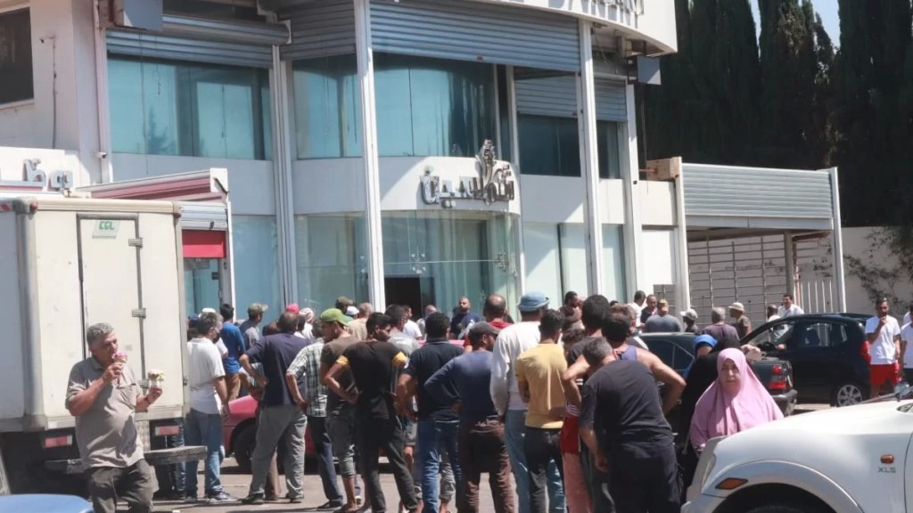 بالصور/ طوابير أمام المخابز تحت أشعة الشمس