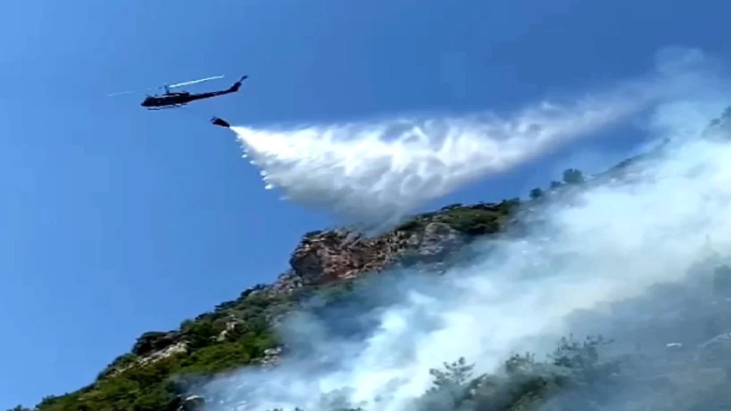 طوافة عسكرية من قاعدة القليعات باشرت اطفاء حريق قبعيت