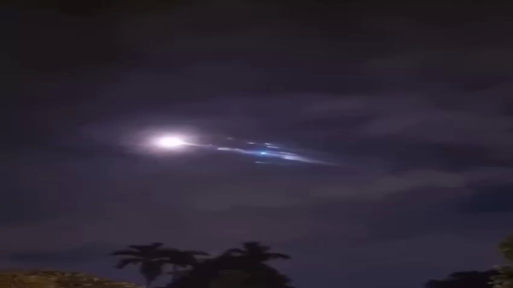 فيديو تم تصويره من ماليزيا يوثق لحظة سقوط حطام الصاروخ الصيني