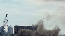 بالفيديو/ انهيار جزء من اهراءات مرفأ بيروت!