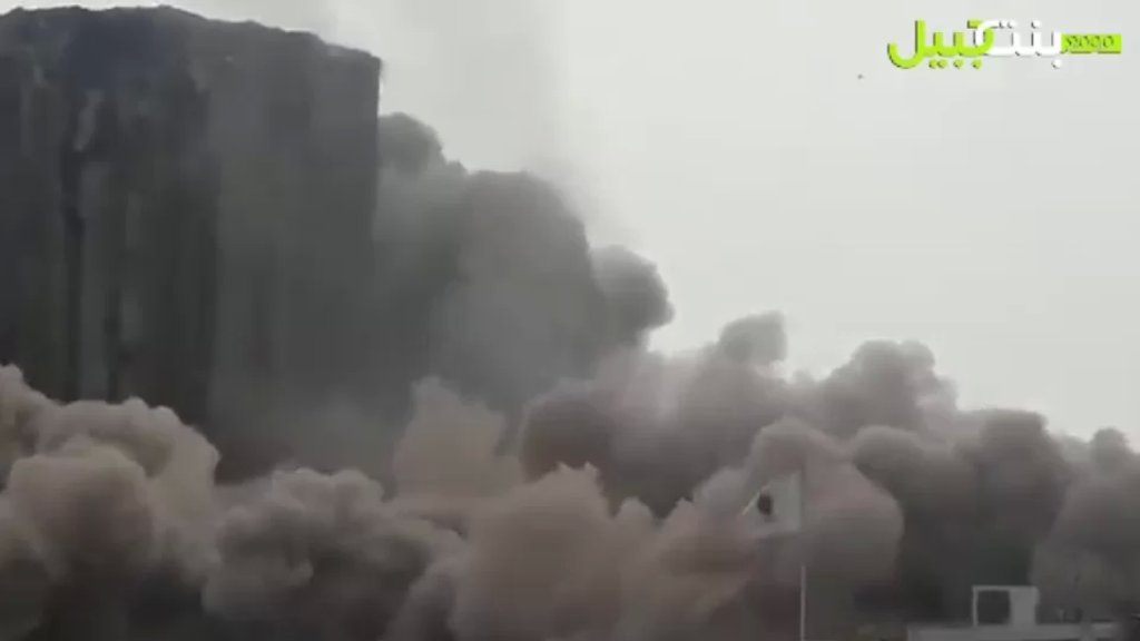 في الذكرى السنوية الثانية للانفجار.... انهيار 4 صوامع من الجهة الشمالية للإهراءات في مرفأ بيروت (فيديوهات)