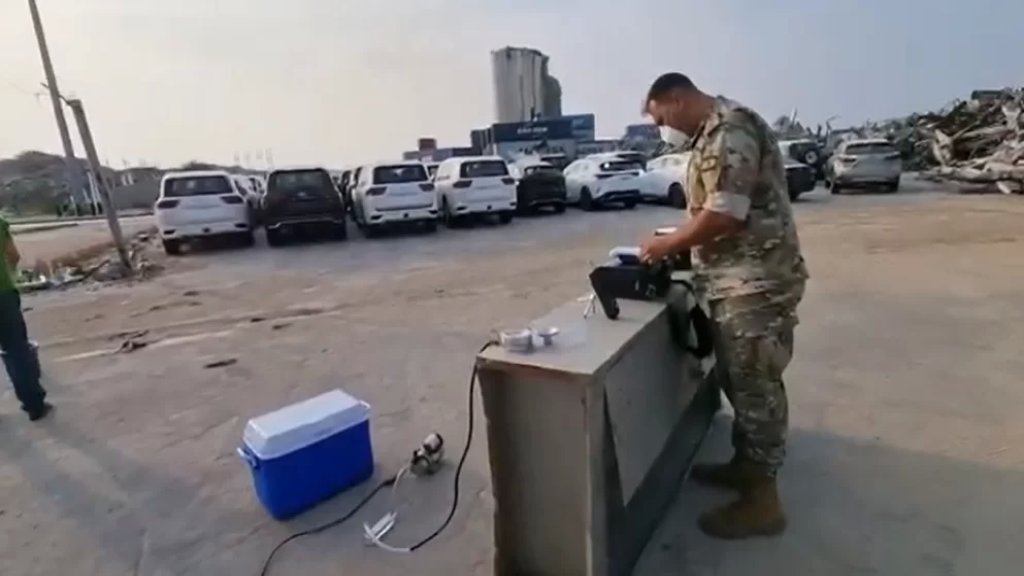 بالفيديو/ فحص نوعية الهواء بعد سقوط صوامع في مرفأ بيروت من قبل &quot;سرية الوقاية من أسلحة الدمار الشامل&quot; في الجيش ومختبر البيئة في الجامعة الأميركية