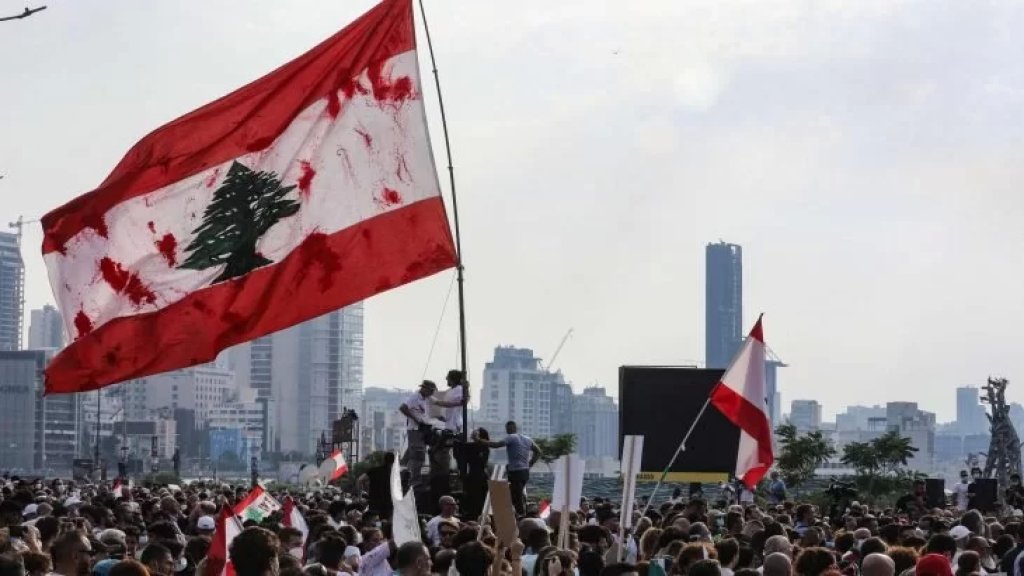 أهالي ضحايا انفجار المرفأ يرفعون علمًا لبنانيًا كبيرًا ملطخًا بالدماء: نحذركم.. سيكون التحرك قاسيًا!