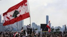 أهالي ضحايا انفجار المرفأ يرفعون علمًا لبنانيًا كبيرًا ملطخًا بالدماء: نحذركم.. سيكون التحرك قاسيًا!