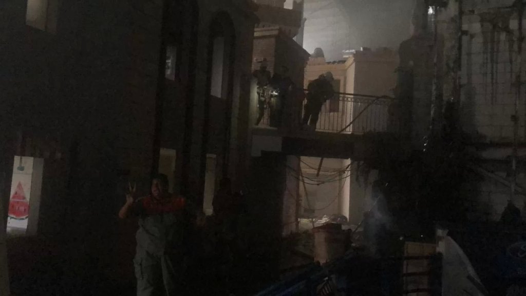 بالصور/ الدفاع المدني يُخمد الحريق داخل مبنى kidzmondo في محلة البيال /بيروت.