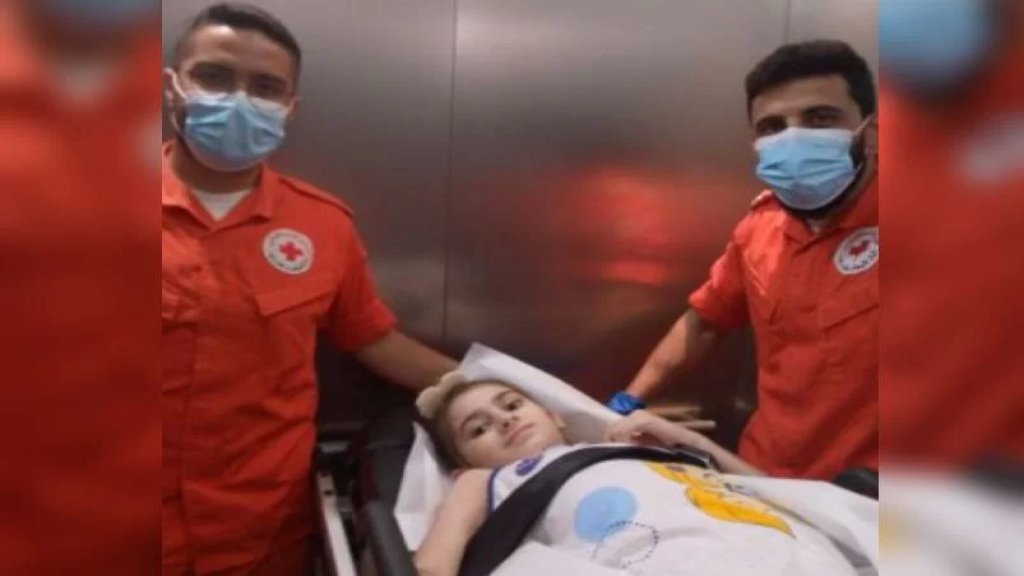 الطفلة ليلى تعود لمنزلها بعدما أمضت 8 أشهر في المستشفى إثر سقوط صخرة عليها وعائلتها تشكر قائد الجيش والمؤسسة العسكرية لتكفلهما بالعلاج