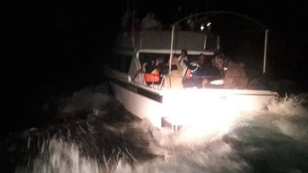غرق مركب انطلق من الشاطئ اللبناني بطريقة غير شرعية.. وزورق تابع لإحدى الدول الأوروبية ينقذ الركاب