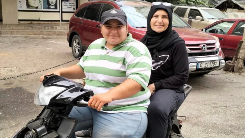 الراكبات ينتظرنها يومياً على طريق المطار... سائقة "الموتو سرفيس" إيناس: "المعيب أن يخجل الإنسان بما يؤمّن له عيشاً كريماً"