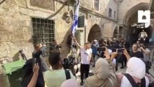 بالفيديو/ مستوطنون يشتمون النبي محمد ويرفعون علم الاحتلال في طريق باب السلسلة