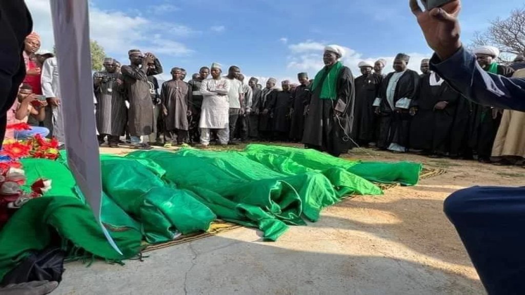 بالفيديو/ تشييع جثامين شـ.ـهداء مسيرة عاشوراء السبعة في نيجيريا