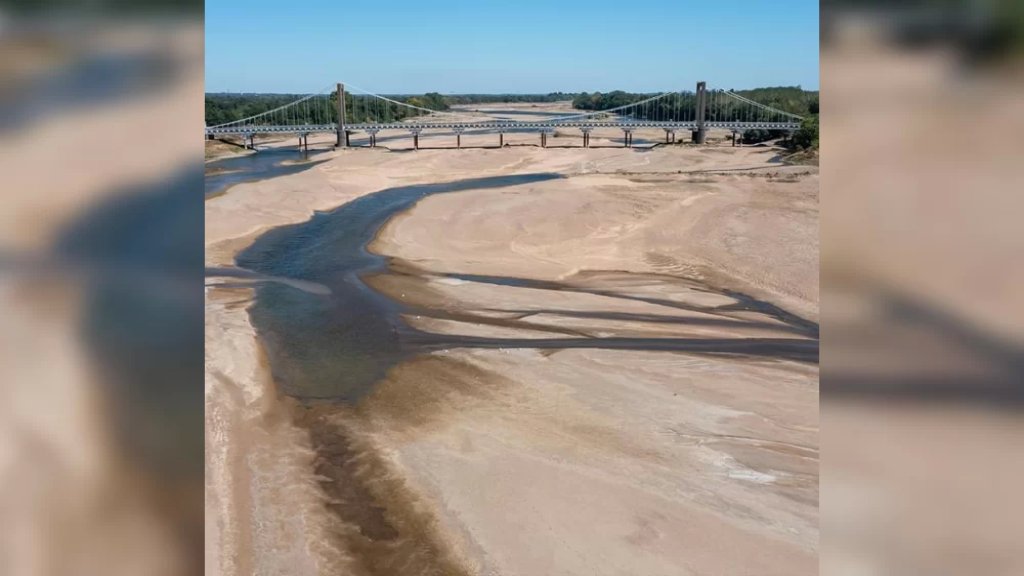 الجفاف يضرب أوروبا.. صورة مخيفة لنهر لوار في فرنسا وقد جفت مياهه كليًا!