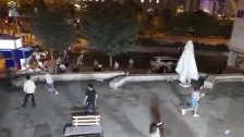 لحظة هروب مستوطنين من المحطة المركزية في القدس بعد اشتباه بوقوع هجوم، اتضح فيما بعد أنه شجار