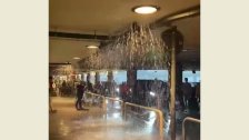 بالفيديو/ وسط دهشة الركاب.. تدفق المياه من سقف مطار جنيف بسبب الأمطار الغزيرة! 