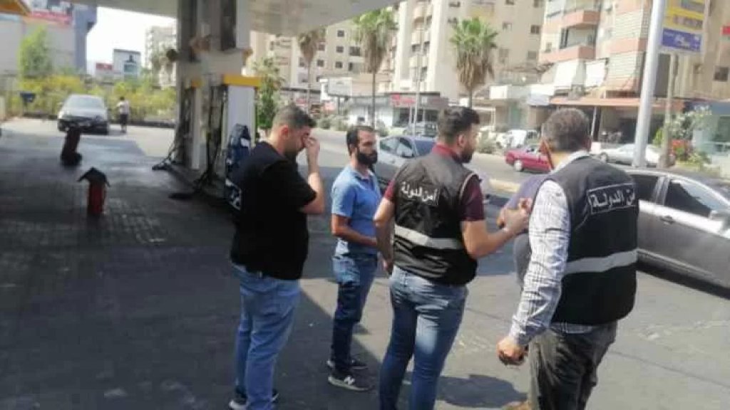 دورية لأمن الدولة في صيدا تجبر بعض المحطات على فتح أبوابها بعد التأكد من كفاية مخزونها وعدم احتكار المادة