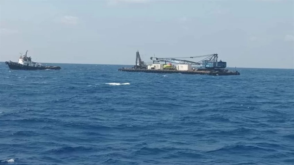 بالصور/ ارتفاع موج البحر يمنع غوّاصة انتشال &laquo;مركب الموت&raquo; من تأدية مَهمتها.. وتسجيل حالات إغماء في أوساط الأهالي وبين الصحافيين 