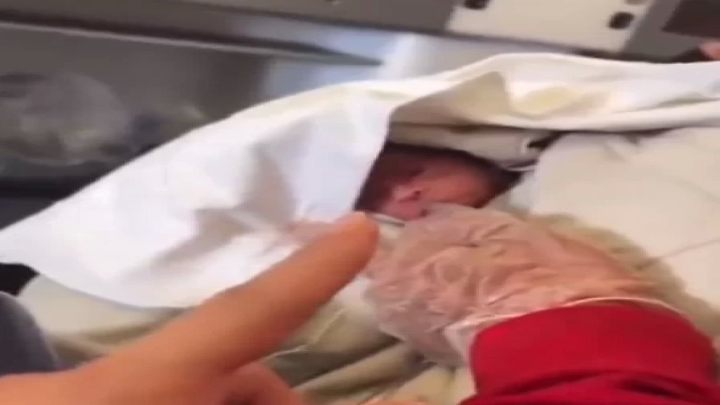 ولادة طفل على متن طائرة متجهة من الكويت إلى مدينة نيويورك (فيديو)