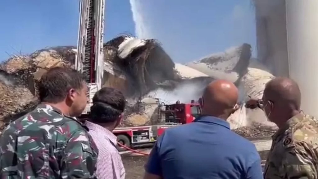 بالفيديو/ وزير البيئة تفقد عملية تبريد الصوامع في مرفأ بيروت