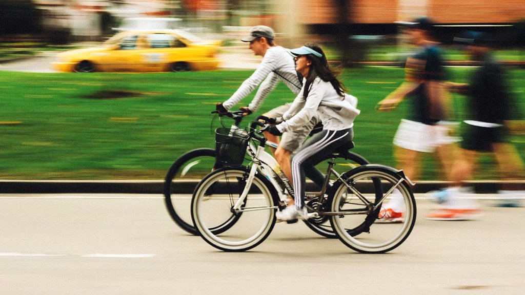 فرنسا تمنح 4 آلاف دولار لمن يستبدل سيارته بدراجة إلكترونية!