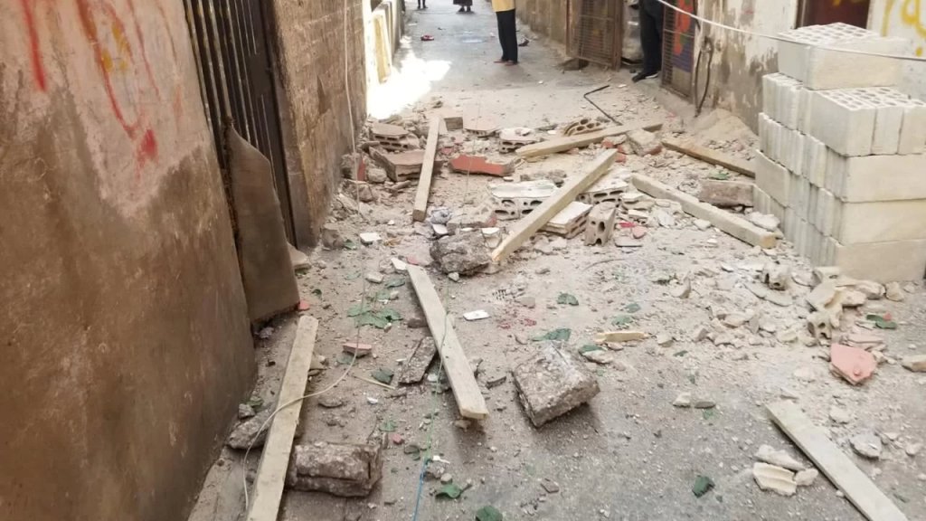 بالصور/ جريح جراء انهيار شرفة كان يقف عليها بالطابق الثالثة من مبنى سكني في برج البراجنة