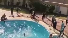 بالفيديو/ متظاهرون يسبحون في مسبح القصر الجمهوري بالعاصمة العراقية بغداد بعد اقتحامه 
