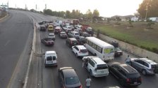 قطع اوتوستراد الصرفند باتجاه الجنوب احتجاجا على توقيف أحد شبان البلدة