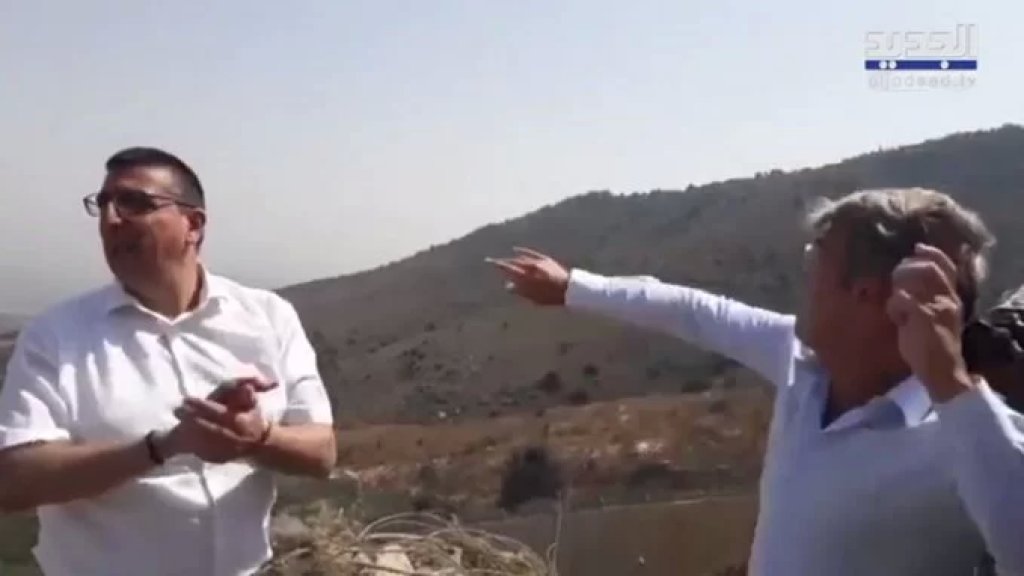 بالفيديو/ وزيرا الطاقة والشؤون الاجتماعية يرشقان الحجارة باتجاه الأراضي الفلسطينية المحـ.ـتلة .. "اضرب والريح تصيح"