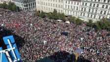 بالفيديو/ أوروبا تنتفض.. 70 ألف متظاهر نزلوا إلى الشارع في براغ وأمهلوا الحكومة شهرًا لحل مشاكلهم الاقتصادية!