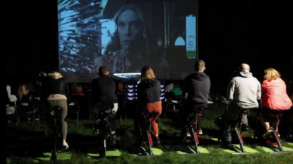 البولنديون يلجؤون إلى "الدراجات" لتوليد الكهرباء.. أزمة الطاقة بأوروبا تُعيدهم إلى الحلول التقليدية!