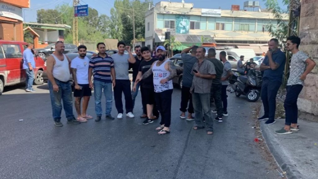 وقفة في ساحة بلدة الشرقية بالنبطية احتجاجاً على أزمة المياه وتكدس النفايات وتقنين المولدات