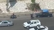 بالفيديو/ عملية تشليح فاشلة على أوتوستراد المطار.. السائق تصدّى للسارقين!