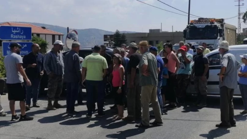 رئيس بلدية كوكبا والاهالي قطعوا طريق كوكبا - حاصبيا احتجاجا على انقطاع المياه