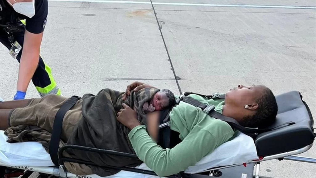 بعد إقلاع الطائرة.. نيجيرية تضع مولودتها على متن الخطوط التركية