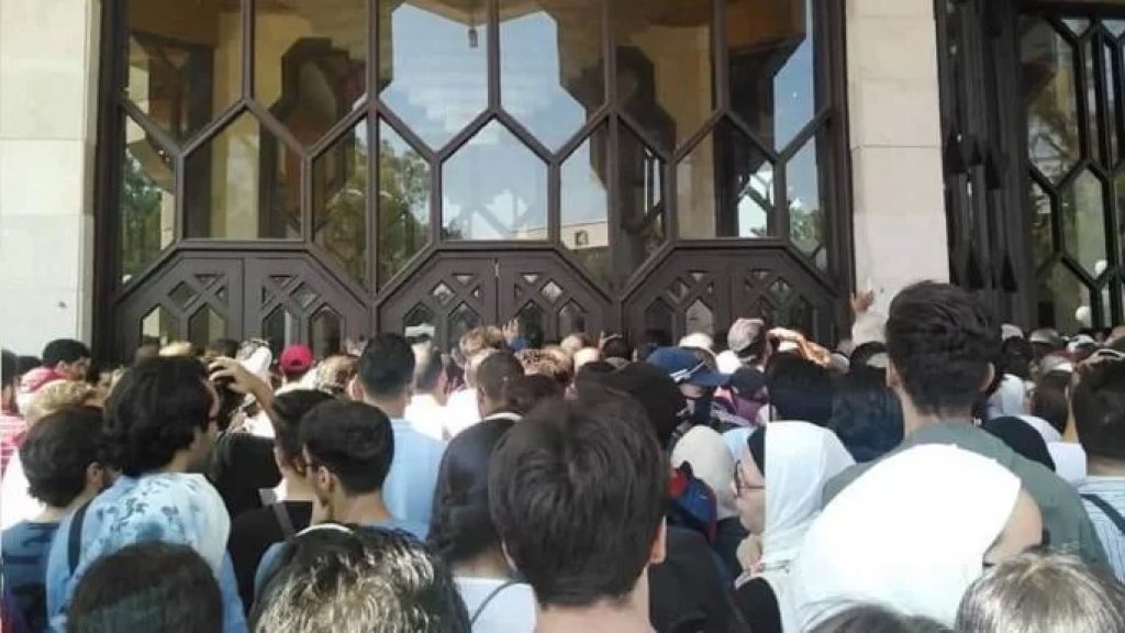 بالفيديو/ اشتباكات بالأيدي وحالات إغماء أثناء بيع تذاكر حفل هاني شاكر في دمشق!